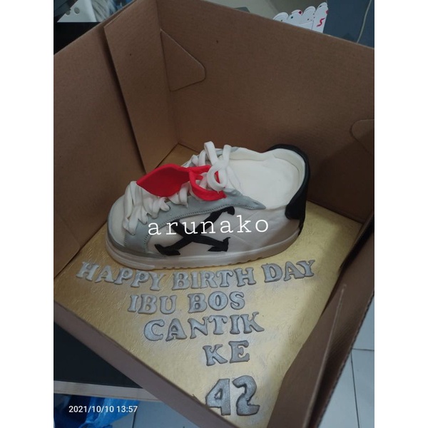 

CAKE FONDANT - BIRTHDAY CAKE - KUE ULANG TAHUN CUSTOM - KUE ULANG TAHUN SEPATU - KUE ULANG TAHUN 3D