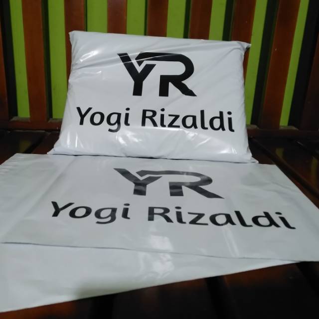 

SABLON PLASTIK CUSTOM DESIGN POLYMAILER UKURAN 32X46 DAN 28X42 CM