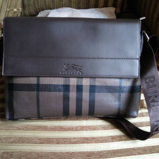 Burberry tas pria