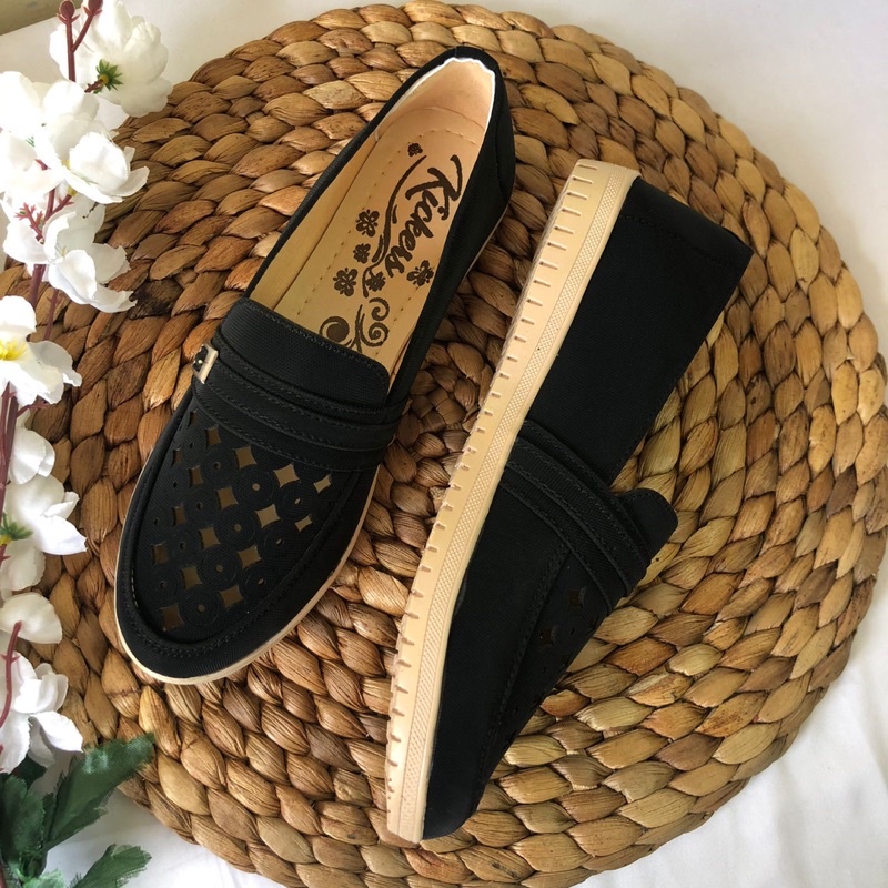 Sepatu Flat Wanita Sol Karet Aksen BELT 2