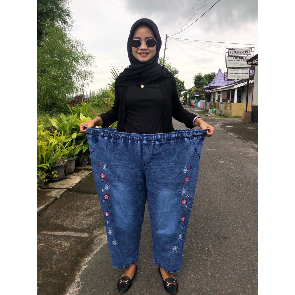 Celana Jumbo Ripped Flowy Big Size Bahan Denim Muat BB 120 KG Celana Jumbo Wanita