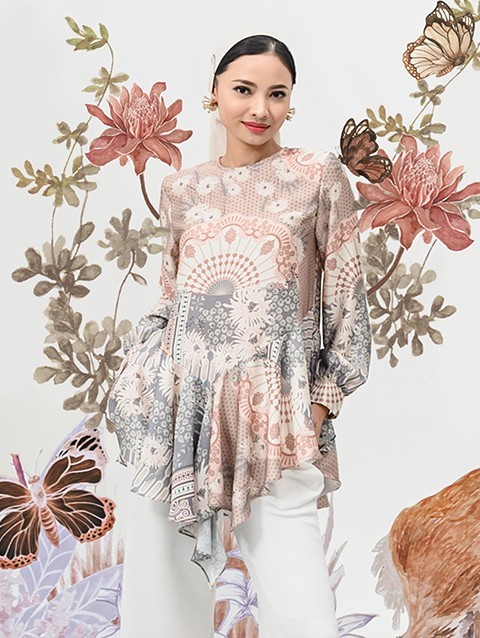 Kyra Blouse in Shady Lady - Wearing Klamby