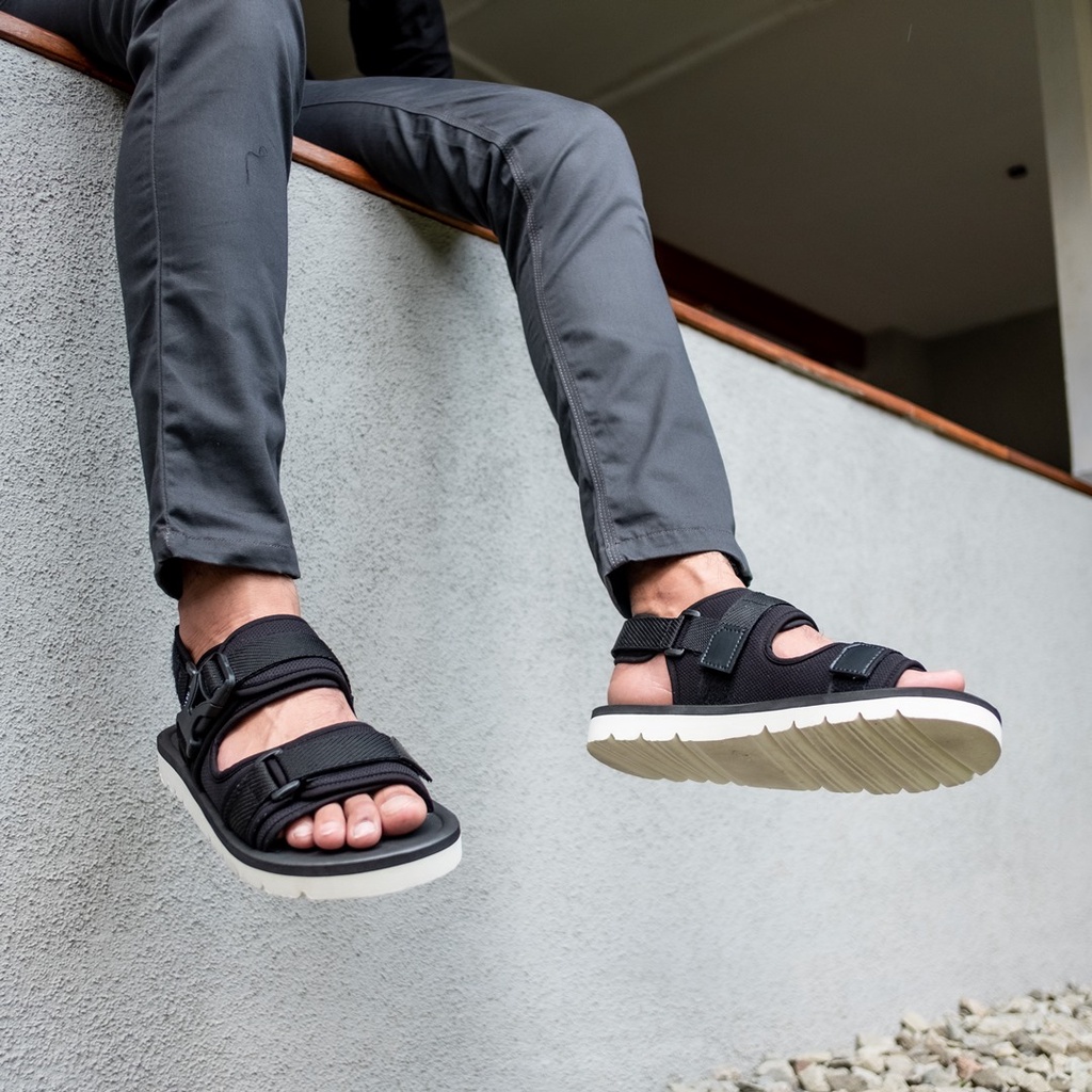 ALVIS FULL BLACK ORIGINAL x JACK Sandal Casual Hitam Pria Sendal Gunung Kasual Jalan Santai Harian Main Hangout Lebaran Traveling Fashion Jepang Distro Remaja Dewasa Outdoor Adventure Premium Travelling Footwear Tali 2 Strap Keren Terbaru Kekinian Branded