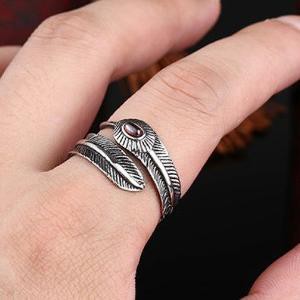 Unik Cincin Pria Feather Silver Red Stone Titanium Steel Anti Karat Berkualitas