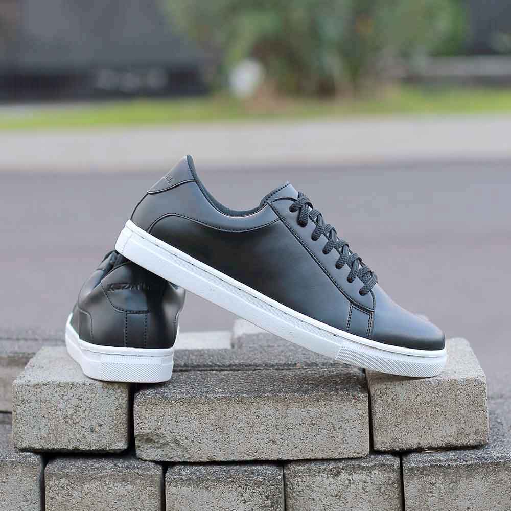 Sepatu Casual Sneakers Pria Kulit Sintetis Kuzatura Original Warna Putih Hitam