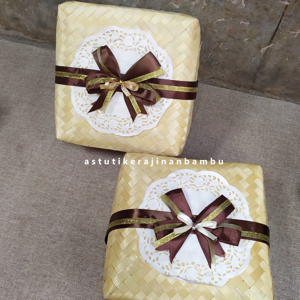 

Besek Pita Blicing 18 x 18 x 8 cm