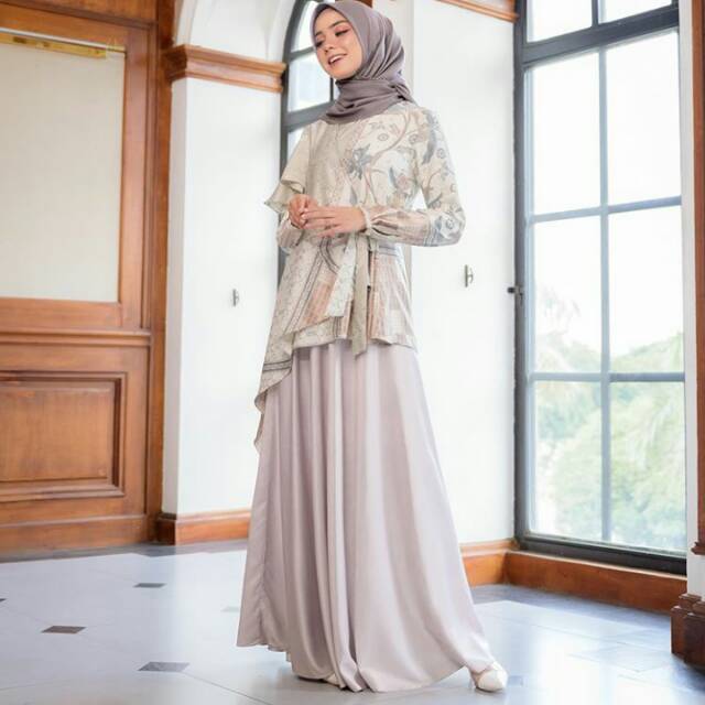 Kara blouse wearing klamby