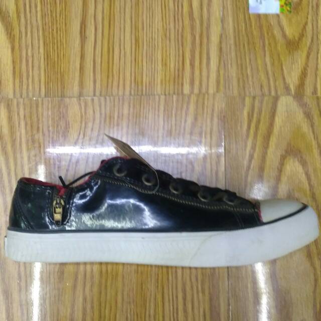 Sepatu pria lucky star