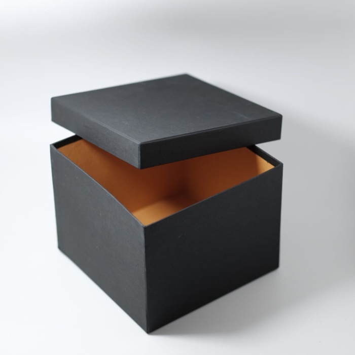 

Ginger- Bloom box persegi 25 x 25 x 16 (t) - square box - hard box - pink