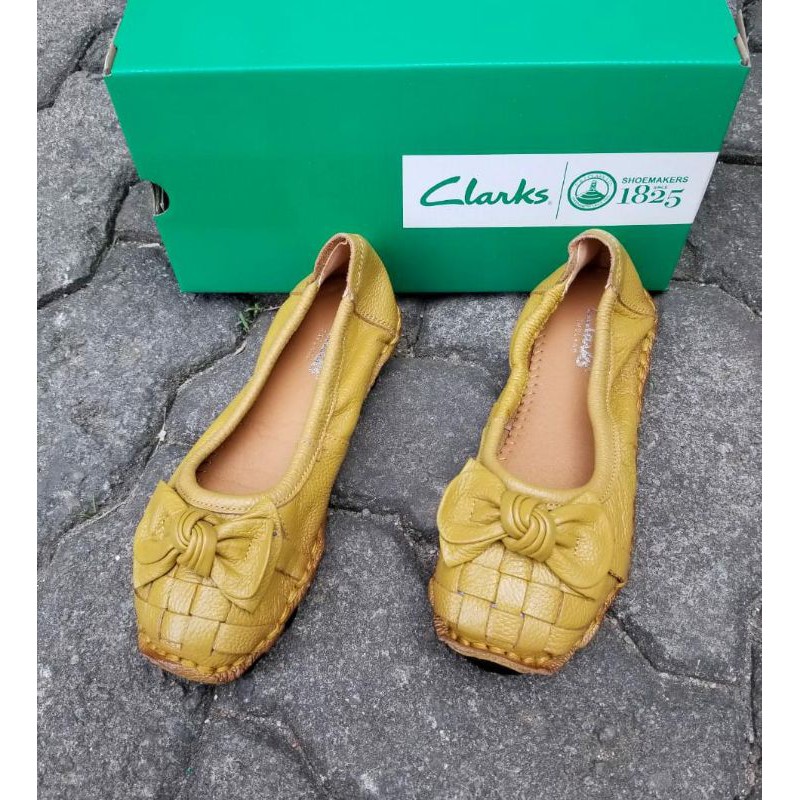 sepatu clarks