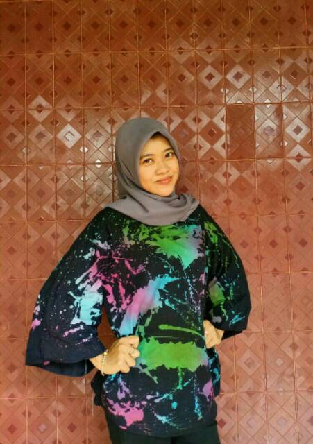 Blouse Abstrak Kekinian