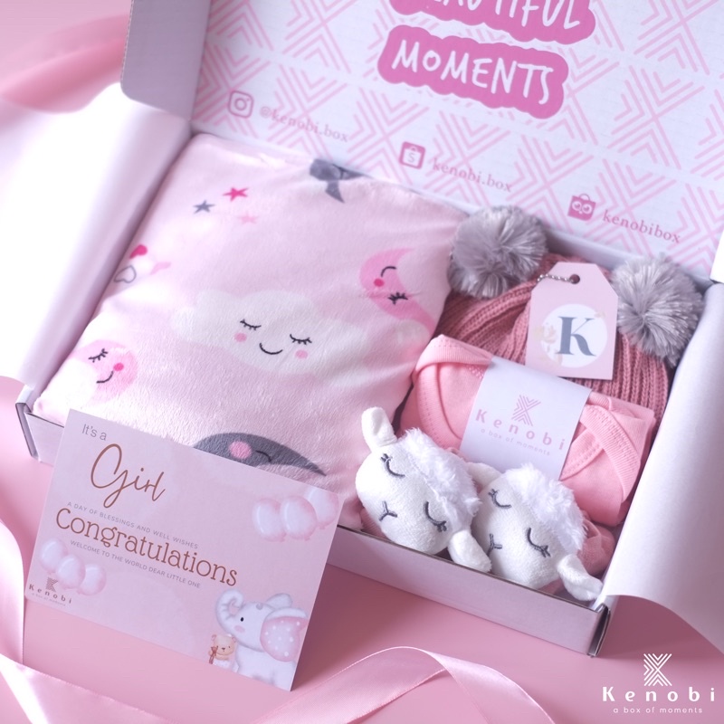 Baby Hampers | Kado Lahiran | Hampers Bayi Newborn | Gift Box Baju / Jumper / Topi / Sepatu / Kaos Kaki / Boneka / Slabber Baby [[ Kenobi Box ]]-Aerith plus - Pink