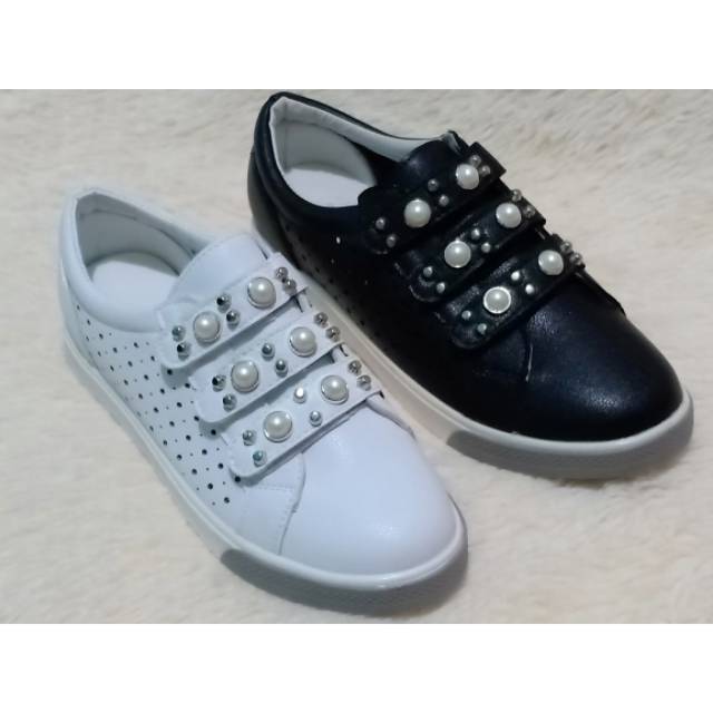 Sepatu plat wanita perekat