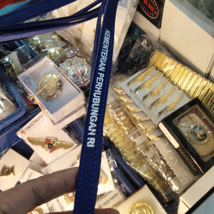 

Star Name Tag Holder Kemenhub Bagus