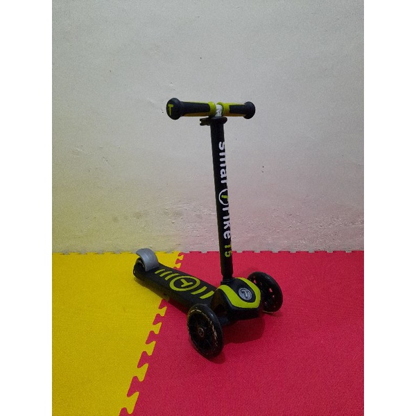 Preloved SmarTrike T5 Scooter Mainan Skuter Anak Second Micro ELC London Taxi Smart Trike Paso