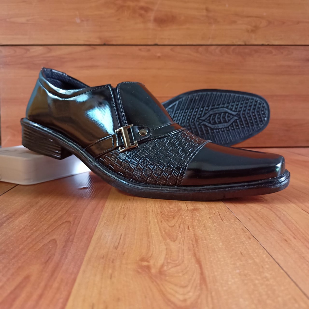 Sepatu Pantofel Fantofel Pria Dewasa untuk Kerja Kantoran Wisuda Bahan Synthetic Leather / Sepatu Laki-Laki Resmi Formal Warna Hitam Murah Elegan