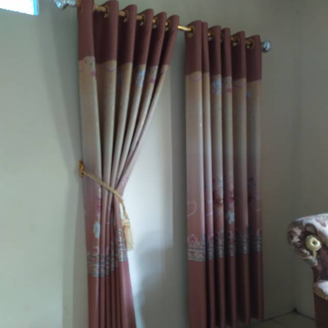 Gorden jendela kecil blackout print emas