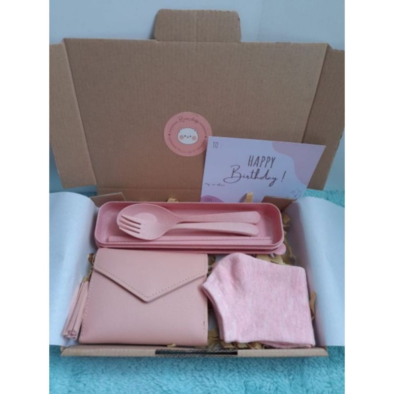 

Hampers Gift Box Dompet Dan Set Alat Makan Kado Cewek Murah