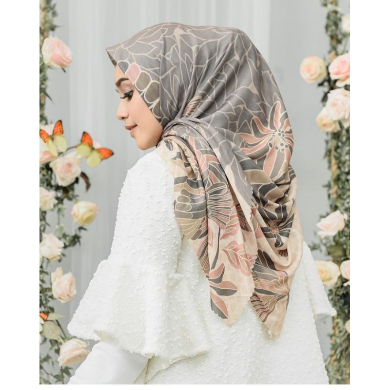 Ready Papillon Scarf Wearingklamby