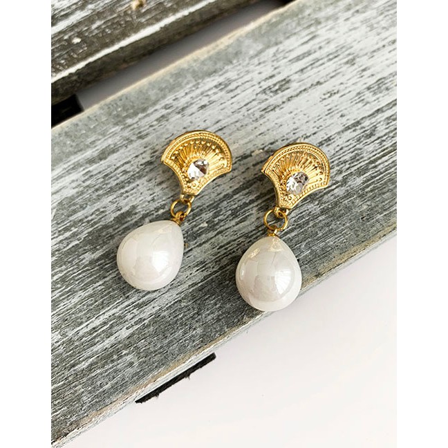 LRC Anting Tusuk Fashion Alloy Fan-shaped Pearl Earrings F81395