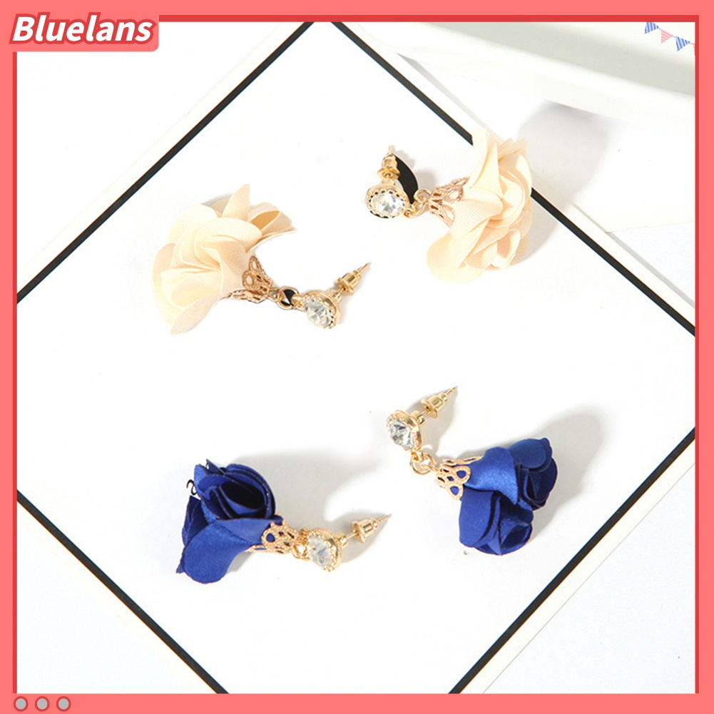 Anting Stud Liontin Bunga Bahan Kain Aksen Berlian Imitasi Gaya Vintage Untuk Wanita