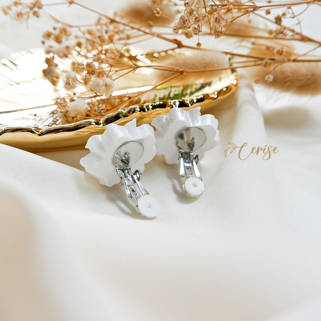 Fioni earrings | Anting jepit korea bunga putih cantik aksesoris wanita korean style trendy