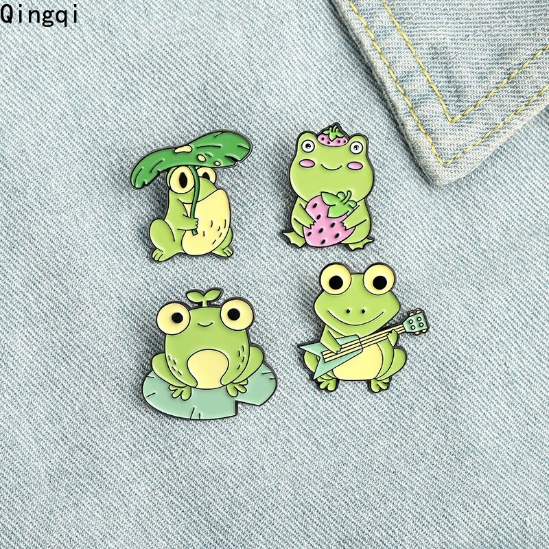 Bros Pin Enamel Desain Kartun Katak Mata Besar Daun Teratai Hijau Untuk Kerah Kemeja