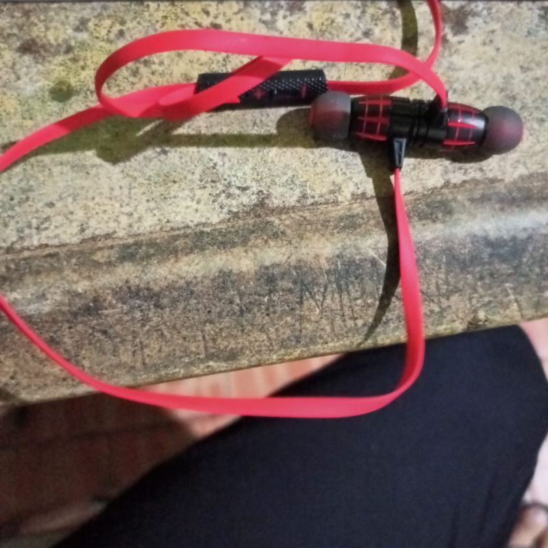 Earphone bekas