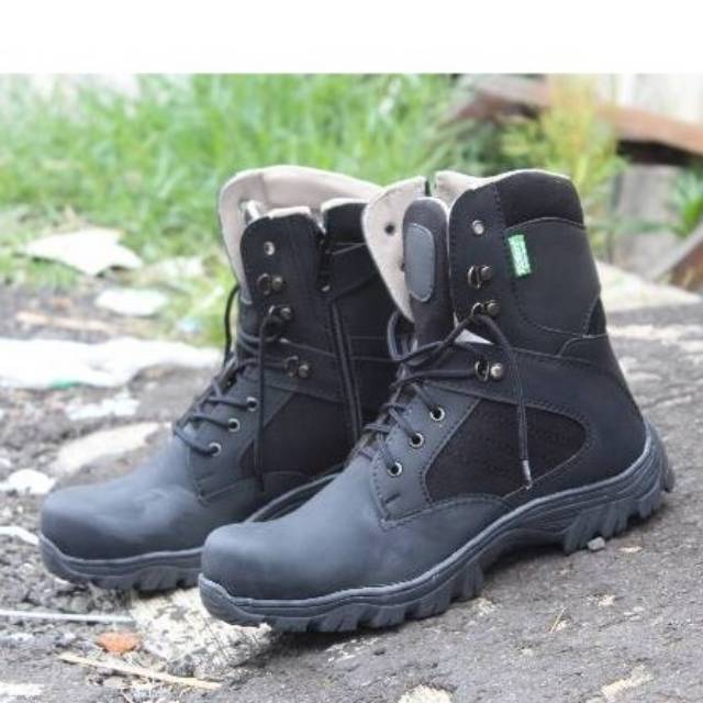 SEPATU BOOTS KICKERS