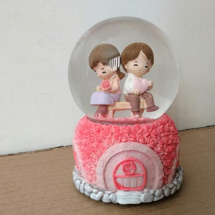 Kotak Musik Bola Salju Pasangan Romantis