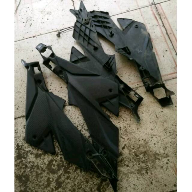 Sambungan body tengah cover aki accu new cb 150r led