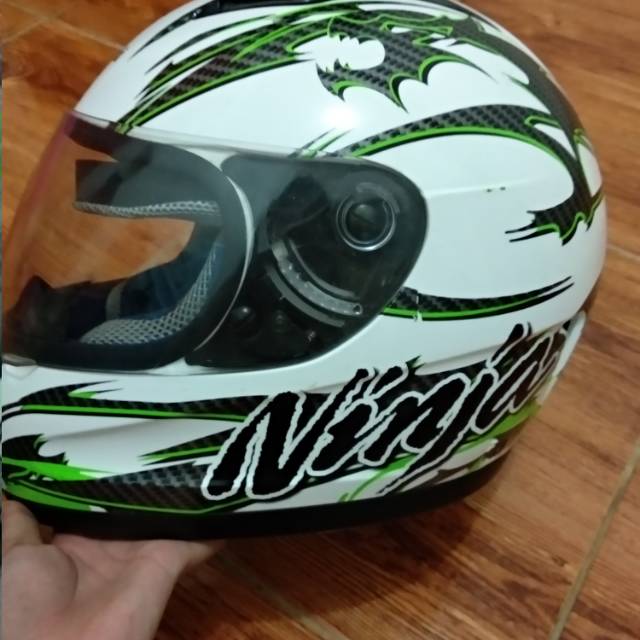 Helm full face kawasaki bekas kondisi 90% lecet karna disimpan di lemari dan tidak terpakai