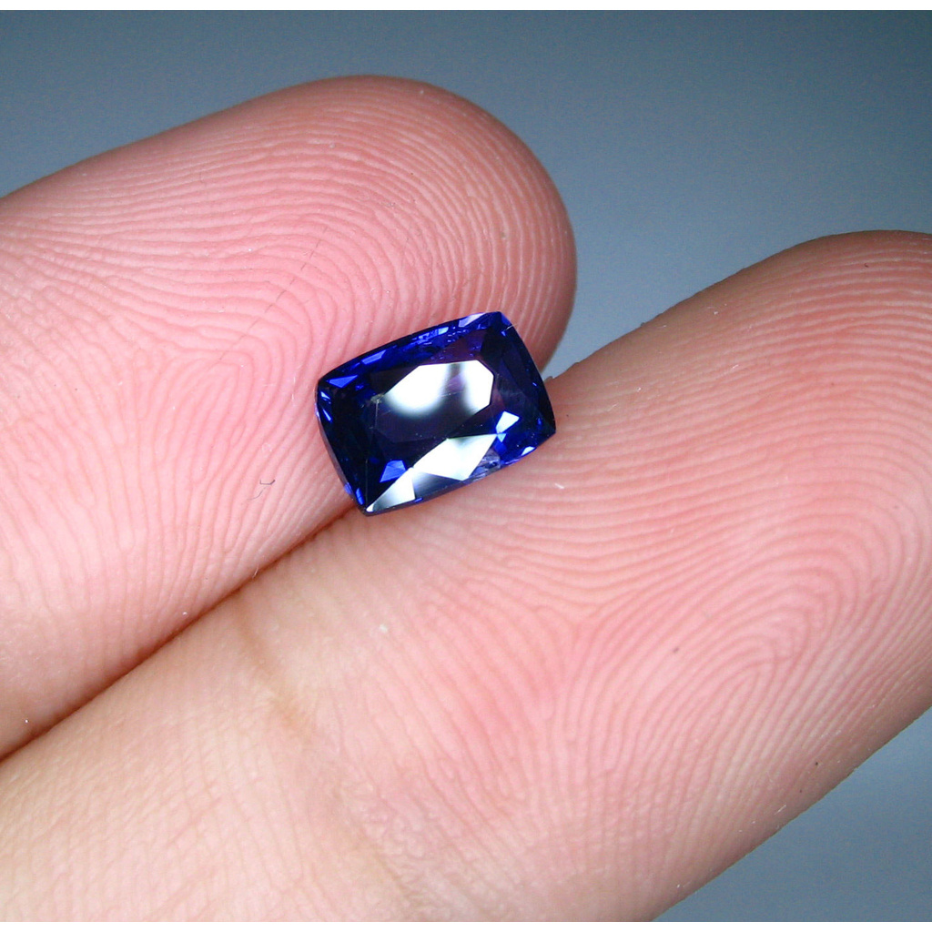 Certified Rectangular VS 0.77ct 6.3x4.6x2.5mm Heated Only Natural Top Royal Blue Sapphire SH119