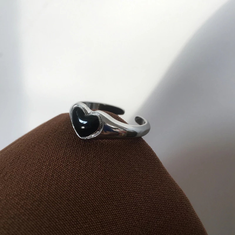 1 Pc Cincin Model Terbuka Adjustable Desain Hati Warna Hitam Bahan Silver Untuk Pesta