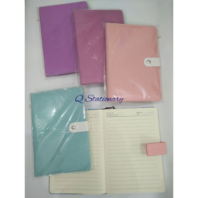 

Notebook atau buku catatan bergaris, kancing