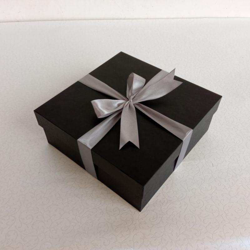 

20 x 20 x 7.5 BOX GIFT