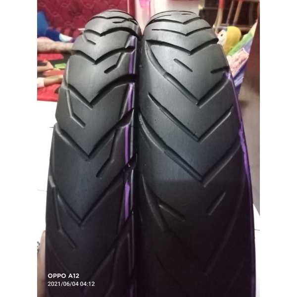 sepasang ban sepeda motor bebek