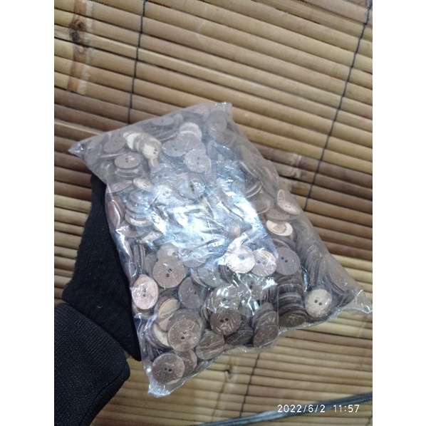 Kancing batok kelapa perlengkapan kerajinan diamater 4-5 cm