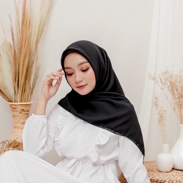 BELLA SQUARE Hijab Segiempat Warna Part1 Jilbab Pollycotton Premium [COD] [Go-Send]-HITAM