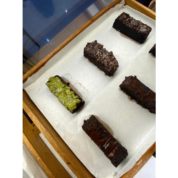

BROWNIE FINGER CAKE KEKINIAN ANEKA TOPPING
