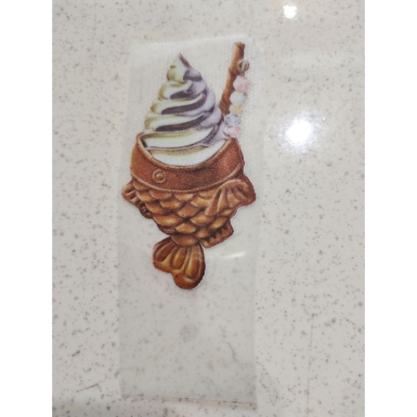 Sticker bentuk ice cream cone bentuk ikan