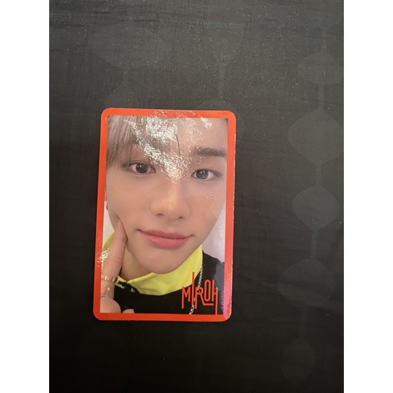 hyunjin photocard red border miroh