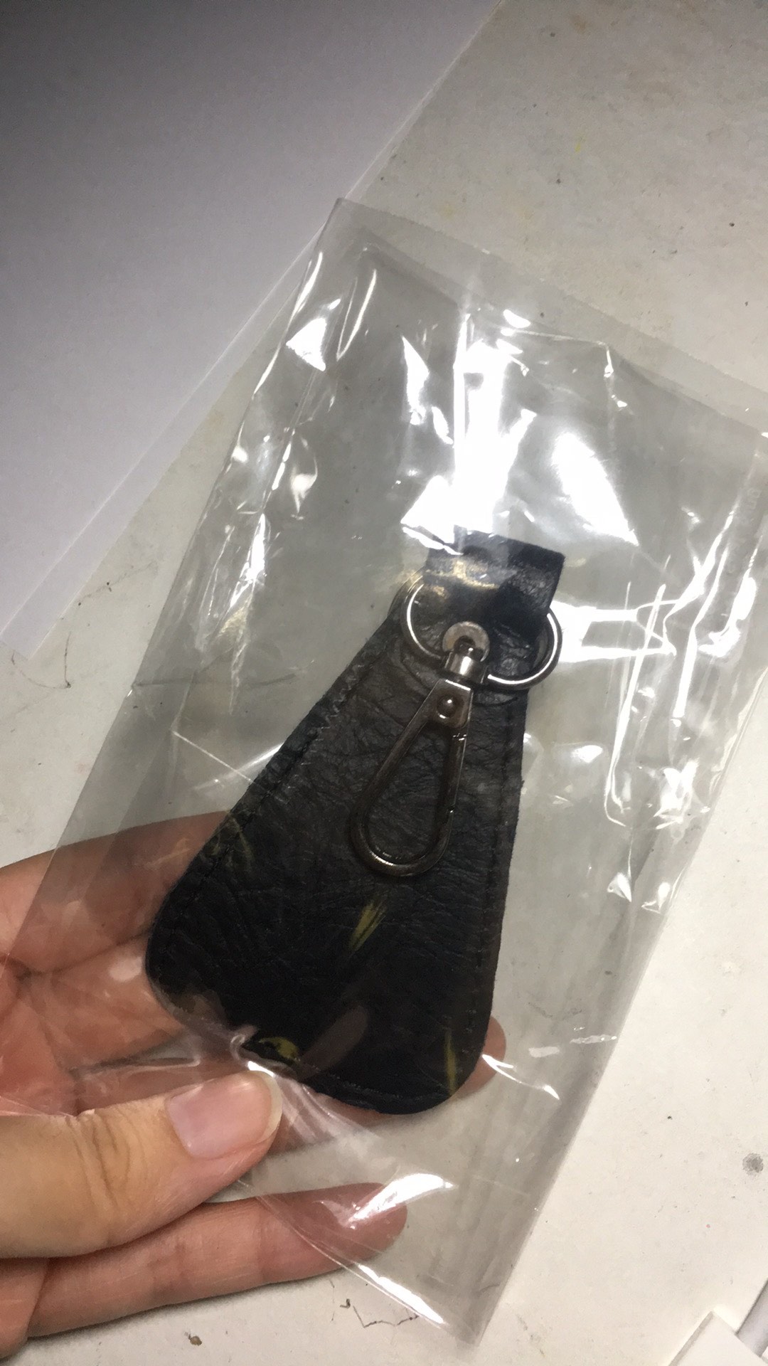 G013 Gantungan Kunci Grafir Custom Segitiga Kulit Sapi Asli 100%