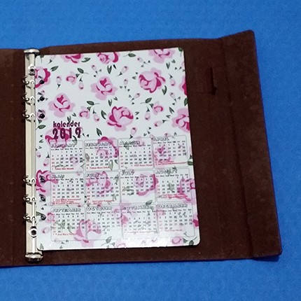 

Kalender 2025 Binder Organizer Motif Flower White Pink (Tahun bisa request)