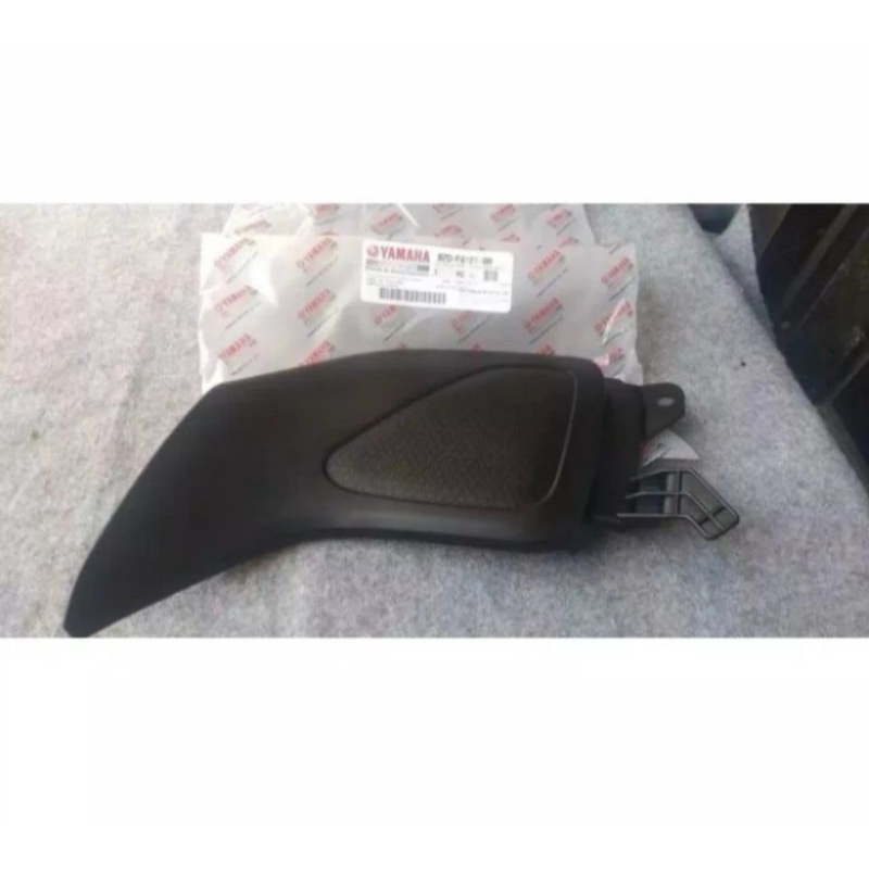 SEAT KNEE GRIP COVER TANGKI BAWAH MT 15 MT15 KIRI ORIGINAL YAMAHA B7D-F4121-00