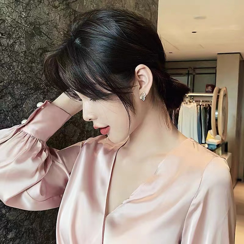 (Hello Girl)E07 Anting Wanita Model Tusuk Motif Bunga Dan Kupu Mutiara Gaya Korea Import