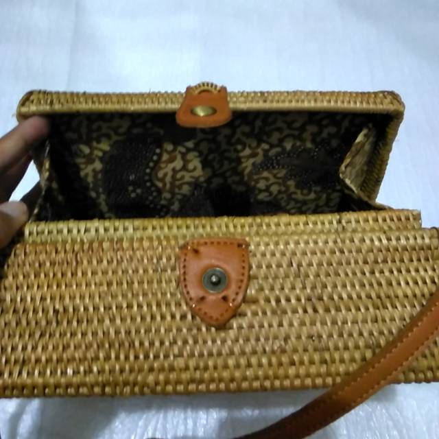 Tas Rotan Ata Kotak 20x20 cm Kancing Klip Tas Selempang Rotan Bali Ata