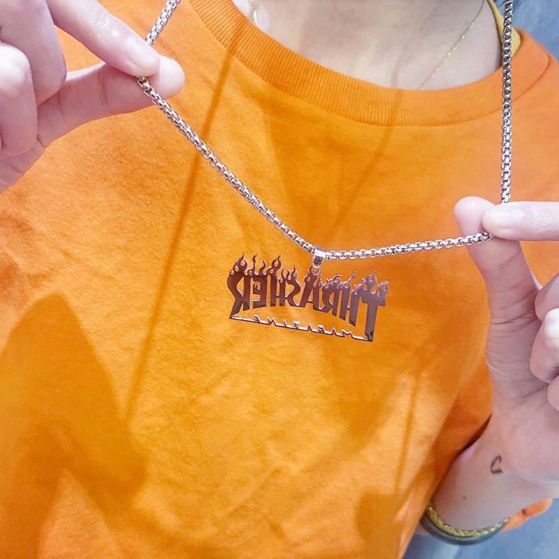 Gaya selebriti Mesin api hip hop titanium ornamen pendinginan kalung titanium steel pria dan wanita