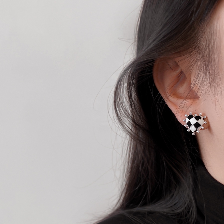 Anting Stud Bentuk Hati Motif Kotak-Kotak Aksen Mutiara Gaya Vintage Untuk Wanita