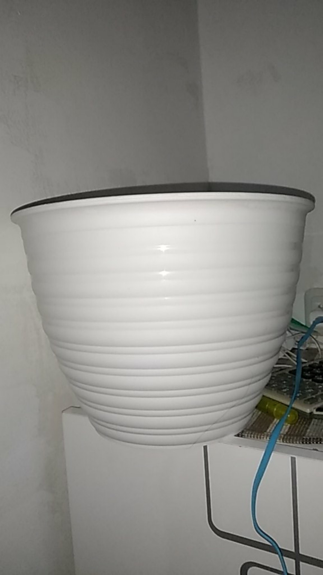 Pot Tawon 30 Cm Putih Untuk Bunga Tanaman